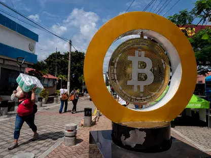 مجسم لشعار عملة بتكوين في ساحة سان بارتولو في إيلوبانغو، السلفادور - بلومبرغ