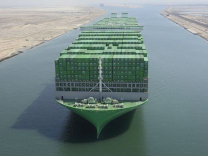 سفينة شحن حاويات تجارية ضخمة تشق طريقها في قناة السويس - المصدر: هيئة قناة السويس