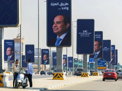لافتات دعائية لحملة الرئيس السيسي الانتخابية وهي مصطفة على جانبي أحد شوارع القاهرة، مصر - المصدر: بلومبرغ