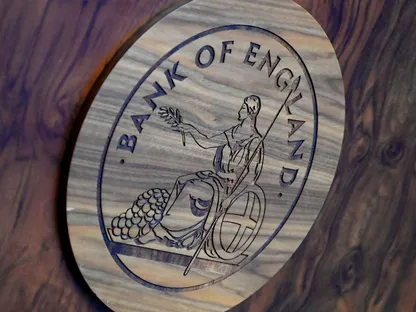 بنك إنجلترا يخفض الفائدة لأقل مستوى في عامين بعد انقسام حاد | اقتصاد الشرق مع بلومبرغ