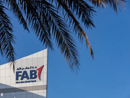 لافتة على الواجهة الخارجية لمبنى مكتب \"بنك أبوظبي الأول\" في أبوظبي - بلومبرغ