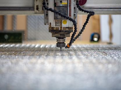 ماكينة \"سي إن سي\"  تقطع ألواح ماسية معدنية في ورشة تصنيع ولحام في لانغفورد بمقاطعة كولومبيا البريطانية في كندا - المصدر: بلومبرغ