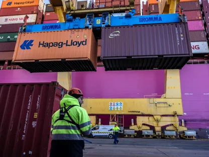 أوناش تقوم بنقل حاويات تحمل شعارات شركات شحن بينها \"هاباغ لويد\" - بلومبرغ