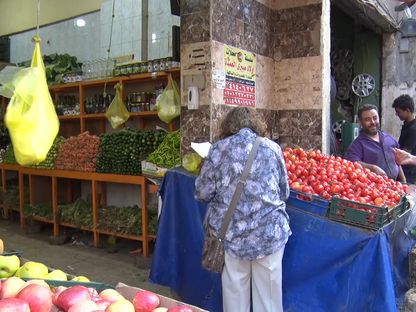 متسوقة تشتري الخضراوات من أحد المحال بالعاصمة المصرية - المصدر: الشرق