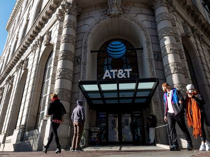 مشاة يرتدون أقنعة واقية يعبرون أمام متجر AT&T في سان فرانسيسكو. كاليفورنيا، الولايات المتحدة  - المصدر: بلومبرغ