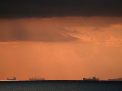 ناقلات نفطٍ تعبر البحر عند مغيب الشمس  - المصدر: بلومبرغ