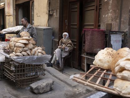 بائعو الخبز في منطقة خان الخليلي بالقاهرة، مصر - المصدر: بلومبرغ