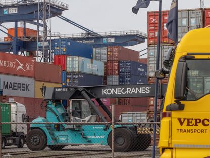 حاويات الشحن متوقفة عن العمل بسبب العقوبات الروسية ، في ميناء روتردام  هولندا ، يوم الأربعاء ، 30 مارس 2022 - المصدر: بلومبرغ