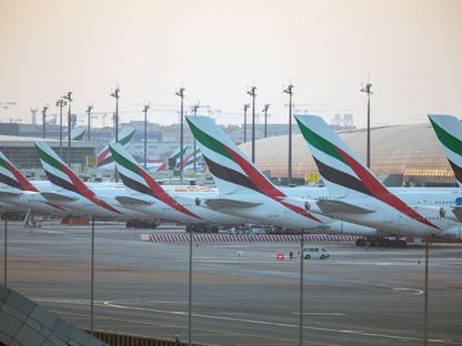 طائرات تابعة لخطوط طيران الإمارات في مطار دبي الدولي - المصدر: بلومبرغ