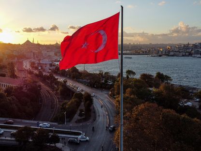 علم تركي عند مضيق البوسفور أثناء غروب الشمس في إسطنبول، تركيا، يوم الاثنين 4 أكتوبر 2021 - المصدر: بلومبرغ