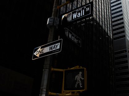 لافتة مرورية باسم شارع \"وول ستريت\" في مدينة نيويورك، نيويورك، الولايات المتحدة  - المصدر: بلومبرغ