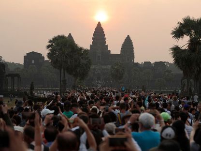 أفواج غفيرة من السائحين في مجمع معبد \"أنغكور وات\"، في كامبوديا في 2018، التي تعد واحدة من المقاصد السياحية المفضلة لدى الصينيين - الشرق/بلومبرغ