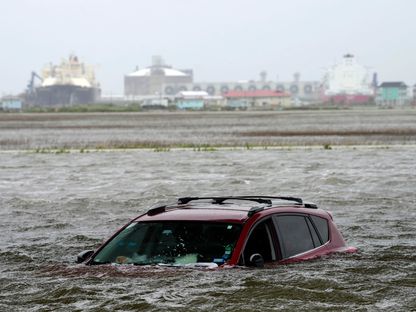 سيارة غارقة في المياه في سورفسايد بيتش بتكساس يوم 19 يونيو مع اقتراب العاصفة الاستوائية "ألبرتو" من اليابسة - المصدر: هيوستن كرونيكل/ أ.ب