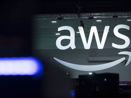 شعار \"أمازون ويب سرفيسز\" (Amazon Web Services) مضاء - المصدر: بلومبرغ