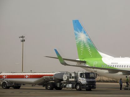 شاحنة تزود الوقود لطائرة ركاب من طراز بوينغ B-737 تديرها شركة أرامكو السعودية، في محطة الطيران الخاصة بالشركة في الظهران، المملكة العربية السعودية، بتاريخ 2 أكتوبر 2018.  - المصدر: بلومبرغ