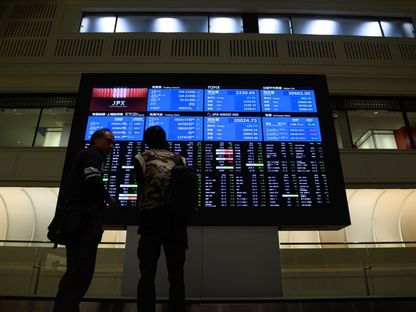 شاشة إلكترونية تعرض أسعار الأسهم بمؤشر \"نيكاي 225\" بورصة طوكيو، في طوكيو، اليابان - المصدر: بلومبرغ