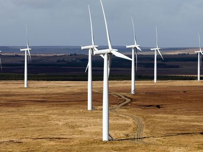 مزرعة رياح في منطقة ساذرلاند في اسكتلندا يوم 22 مارس 2017. لدى المملكة المتحدة خطط لمضاعفة قدرتها على توليد الطاقة من مزارع الرياح البحرية 4 مرات بنهاية العقد الجاري - المصدر: بلومبرغ