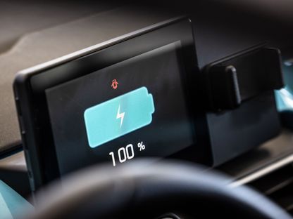 شاشة تظهر مستوى الشحن فوق لوحة التحكم بسيارة \"إكس إي في تويو\" الكهربائية، داخل معرض \"أوتوسي\" لبيع السيارات في غرانولرز، إسبانيا - المصدر: بلومبرغ