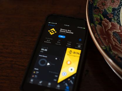 تنزيل تطبيق بورصة \"بينانس\" من متجر \"أبل ستور\" على هاتف ذكي، في قرية دوبز فير، نيويورك، الولايات المتحدة - المصدر: بلومبرغ