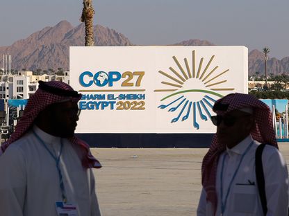 يصل الحضور إلى مؤتمر المناخ \"COP27\" الذي يقام في المركز الدولي للمؤتمرات في شرم الشيخ، مصر، يوم الاثنين 7 نوفمبر 2022. بدأ أكثر من 100 من قادة العالم في الوصول إلى المنتجع المصري في شرم الشيخ لحضور قمة الأمم المتحدة السنوية لتغير المناخ، في محاولة للحفاظ على الزخم في المعركة للحد من انبعاثات الاحتباس الحراري. - المصدر: بلومبرغ