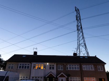 برج نقل كهرباء قرب منازل سكنية منارة في أبمينستر بالمملكة المتحدة. - المصدر: بلومبرغ
