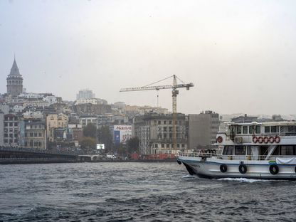 رافعة بناء يمكن رؤيتها من مضيق البوسفور في إسطنبول - المصدر: بلومبرغ