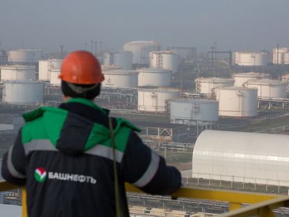 موظف ينظر إلى صهاريج تخزين النفط والوقود في مصفاة نفط \"باشنفت - يوفانفتخيم\"، التي تديرها \"باشنفت باو\" في أوفا، روسيا - المصدر: بلومبرغ