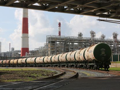 عربات تنقل الوقود في مصنع للتكرير والبتروكيماويات في نيجنكامسك، روسيا - المصدر: بلومبرغ