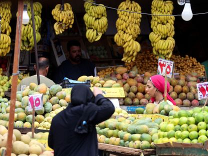 متسوقة أمام محل لبيع الخضار والفاكهة في القاهرة، مصر، يوم 9 أكتوبر 2023 - المصدر: رويترز