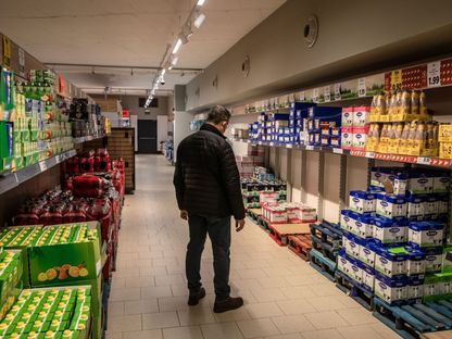 أحد المتسوقين يتصفح منتجات الألبان داخل سوبر ماركت في برشلونة بإسبانيا.  - المصدر: بلومبرغ