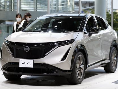 سيارة أريا الكهربائية كروس أوفر الرياضية متعددة الاستخدامات (SUV) من إنتاج نيسان موتورز في صالة عرض في المقر العالمي للشركة في يوكوهاما، اليابان - المصدر: بلومبرغ