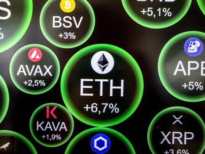 شعار \"إثيريوم\" في المنتصف، على شاشة إلكترونية داخل بورصة عملة مشفرة في برشلونة إسبانيا يوم الخميس 8 سبتمبر 2022. - المصدر: بلومبرغ