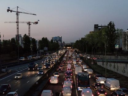 شاحنات وسيارات خلال فترة الذروة الصباحية في بورت دي باغنوليت، باريس، فرنسا.  - المصدر: بلومبرغ