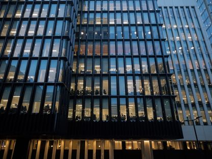 بناية مكتبية مضاءة في لندن، المملكة المتحدة. - المصدر: بلومبرغ