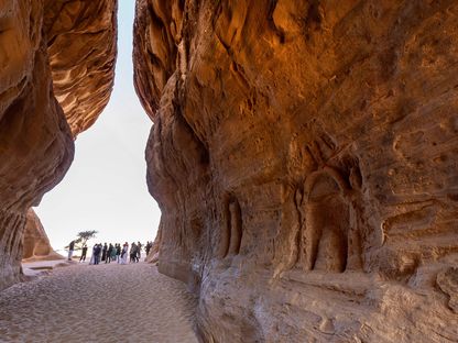 سياح يزورون موقع الحجر الأثري بالقرب من مدينة العلا شمال غرب المملكة العربية السعودية. - الشرق/بلومبرغ