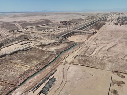 جانب من أعمال تشييد البنية التحتية لمشروع \"ذا لاين\" في نيوم، السعودية - المصدر: الشرق