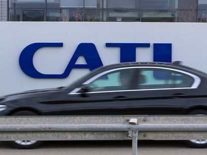 سيارة تمر بمصنع \"شركة أمبيركس تكنولوجي\"، المعروفة باسم \"CATL\" في أرنشتات، ألمانيا - المصدر: بلومبرغ