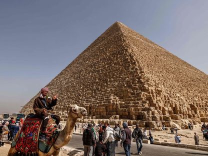 سياح يزورون الهرم الأكبر \"خوفو\" في ضواحي القاهرة، مصر - المصدر: بلومبرغ
