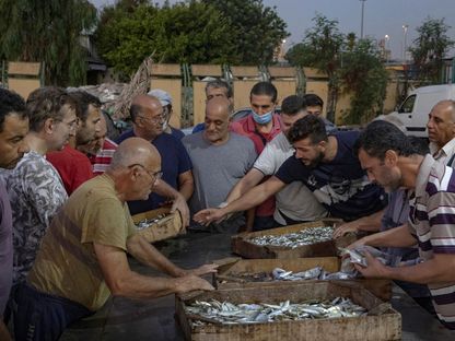 مزاد في سوق أسماك في بيروت، لبنان  - المصدر: بلومبرغ