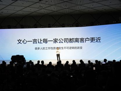 روبن لي، رئيس مجلس الإدارة والرئيس التنفيذي لشركة \"بايدو\"، يتكلم في اثناء حفل إطلاق تطبيقها \"إرني بوت\" في بكين عاصمة الصين، يوم الخميس الموافق 16 مارس 2023 - المصدر: بلومبرغ