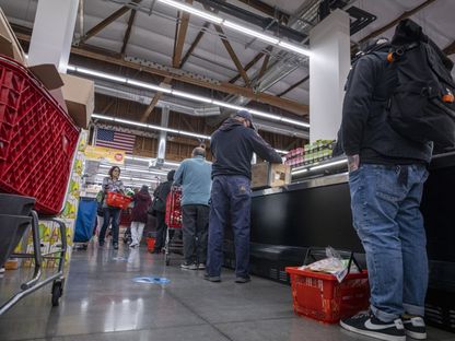 متسوقون أثناء خروجهم من سوبر ماركت في سان فرانسيسكو، الولايات المتحدة - المصدر: بلومبرغ