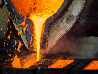 خليط منصهر من الرصاص والبرونز يصب من مرجل في قوالب في مسبك بمجمع تعدين وصهر النحاس تديره مجموعة \"آر تي بي بور\" في بور بصربيا - المصدر: بلومبرغ