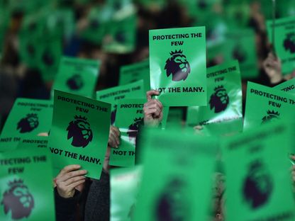 جماهير نادي \"إيفرتون\" يحملون لافتات احتجاجية في المدرجات قبل مباراة الدوري الإنجليزي الممتاز - المصدر: أ.ف.ب/غيتي إيمجز
