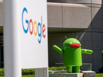 تمثال Android يرتدي قناعًا في حرم Google في ماونتن فيو ، كاليفورنيا.  - المصدر: بلومبرغ