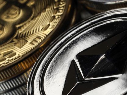 مسكوكات رمزية لعملات بتكوين وإيثريوم ولايت كوين المشفرة - بلومبرغ