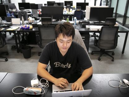 دو كوون، المؤسس المشارك والرئيس التنفيذي لشركة \"تيرافورم لابس\"، يعمل على حاسوبه المحمول في مكتب الشركة في سيؤول، كوريا الجنوبية، يوم الخميس 14 أبريل 2022. - المصدر: بلومبرغ