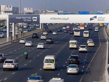 مركبات تعبر بوابة \"سالك\"  بشارع الشيخ زايد في دبي، الإمارات العربية المتحدة  - الشرق/بلومبرغ