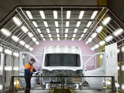 عامل يتفحص هيكل مركبة في خط للإنتاج بمصنع تابع لشركة فورد موتور في إلابوغا. روسيا - المصدر: بلومبرغ