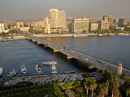 حركة المرور في جسر يمر عبر نهر النيل في القاهرة، مصر. - المصدر: بلومبرغ