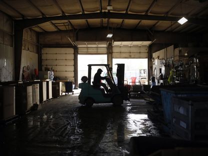 عامل يقود رافعة شوكية في مركز لإعادة تدوير المعادن في لويزفيل، كنتاكي، الولايات المتحدة الأميركية. - المصدر: بلومبرغ